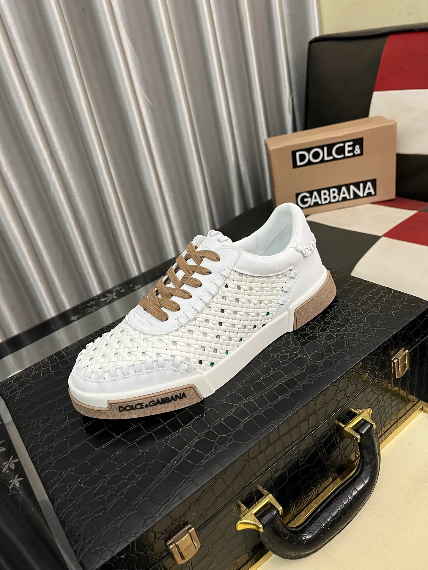 Men's shoes 💰458⌚️⌚️DG's latest popular casual shoes 🔥🔥, the tongue has the brand's iconic details, and the combination of silk cowhide and cow suede enhances the style. Fashionable and versatile, it can complement any look. Create an exquisite design with unique dynamic vitality and modern atmosphere, showing modern elegance. Size: 38-463️⃣Colors available